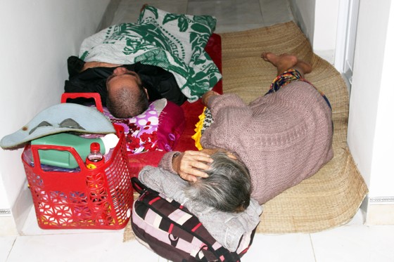 Người già, trẻ nhỏ đem chăn gối đến UBND xã “chạy” bão ảnh 7