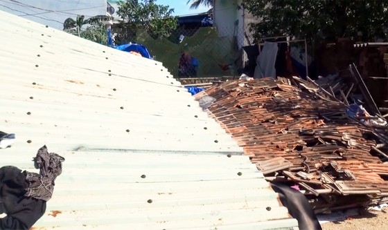 Giúp dân dựng lại nhà sập sau bão số 6 ảnh 3