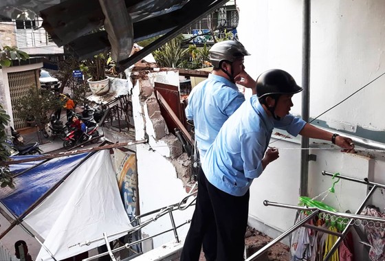 TP Quy Nhơn: Cần khoan dài gần 20m bất ngờ rơi xuống 2 nhà dân ảnh 1