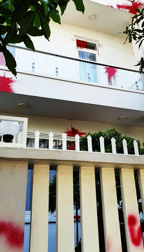 Nhà riêng của Giám thị trại giam Bộ Công an bị ném trứng thối, sơn bẩn ảnh 2