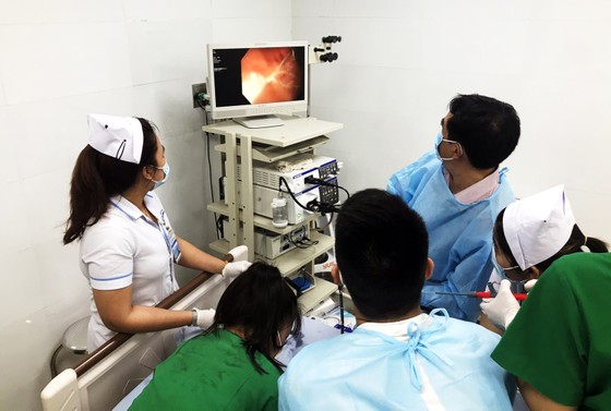 Đồng xu mắc trong thực quản cháu bé 3 tuổi ảnh 1