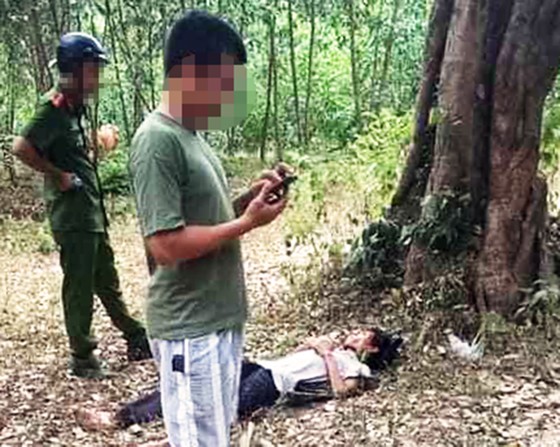Cảnh sát phục kích bắt nghi phạm giết người trốn trong rừng ảnh 1