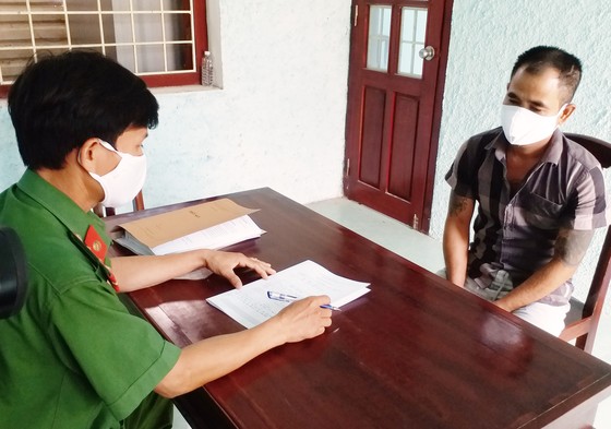 Bắt tạm giam chủ quán cầm dao đuổi đánh đoàn công tác phòng chống dịch Covid-19 ảnh 1