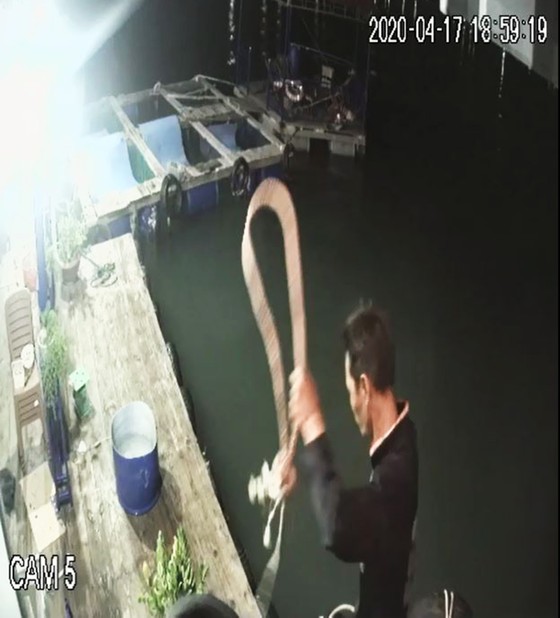 Công an điều tra kẻ tông phá một nhà hàng nổi ở vịnh Quy Nhơn ảnh 3