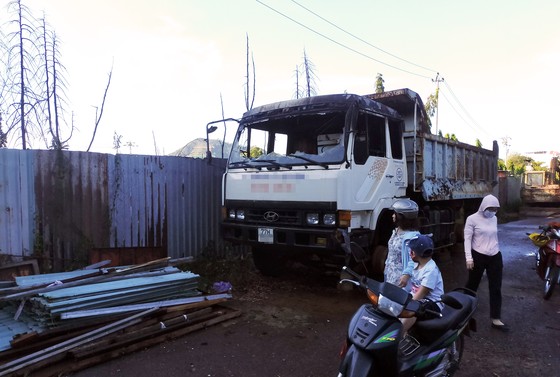 Dập tắt đám cháy ở kho chứa dã chiến ảnh 4