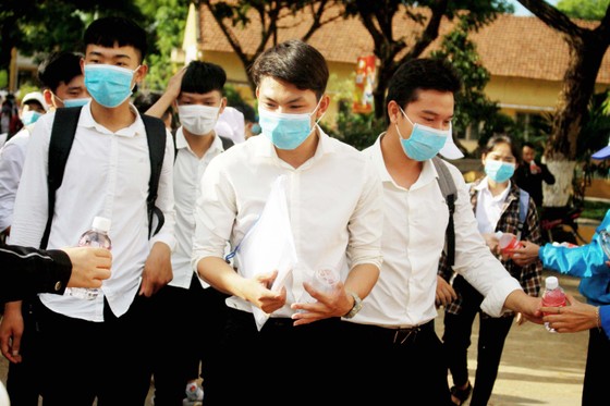 Nắng nóng kèm dịch Covid-19 gây nhiều khó khăn cho các thí sinh miền Trung dự kỳ thi tốt nghiệp THPT ảnh 3