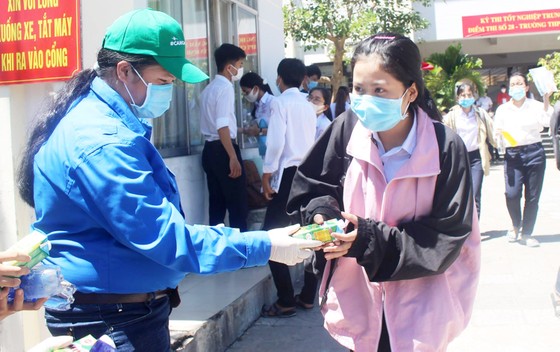 Thí sinh miền Trung đánh giá đề Sinh và GD-CD thiết thực ảnh 7
