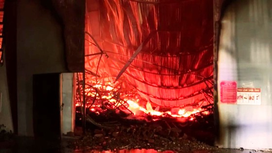 Khu xưởng hơn 28.000 m2 bốc cháy ngùn ngụt trong đêm ảnh 5