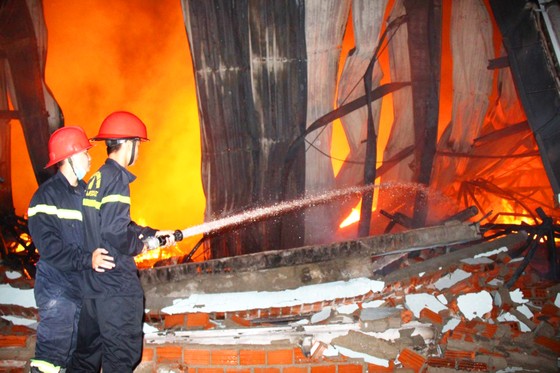 Khu xưởng hơn 28.000 m2 bốc cháy ngùn ngụt trong đêm ảnh 1