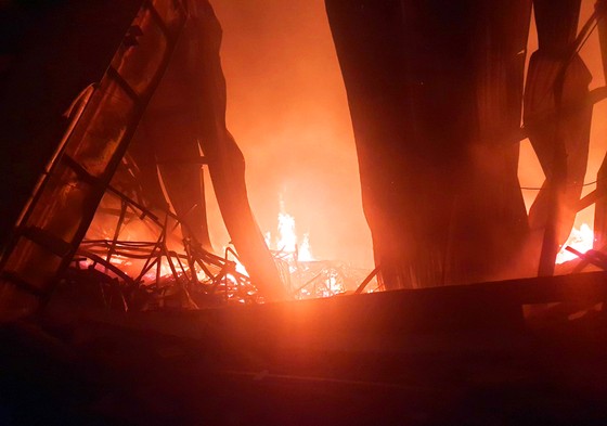 Khu xưởng hơn 28.000 m2 bốc cháy ngùn ngụt trong đêm ảnh 6