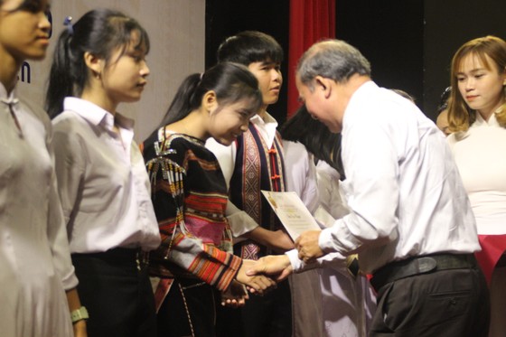Trao học bổng Vallet cho học sinh, sinh viên Bình Định, Phú Yên và Gia Lai ảnh 7
