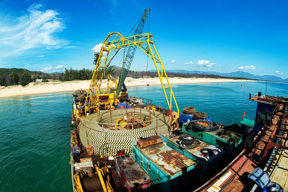 Chính thức cấp điện cáp ngầm cho 3.000 dân đảo Cù Lao Xanh ảnh 1