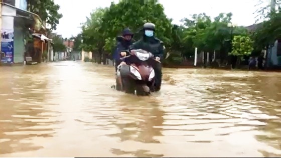 Nhiều vùng dân ở Quảng Ngãi bị ngập lụt, chia cắt ảnh 2