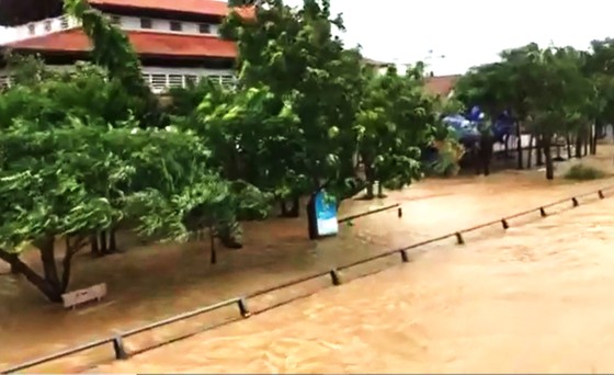 Nhiều vùng dân ở Quảng Ngãi bị ngập lụt, chia cắt ảnh 1