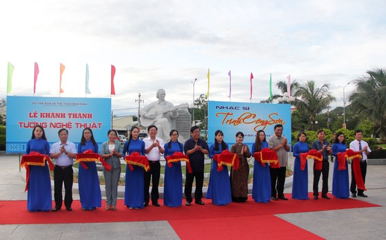 Khánh thành Tượng nghệ thuật Trịnh Công Sơn bên bờ biển Quy Nhơn ảnh 1