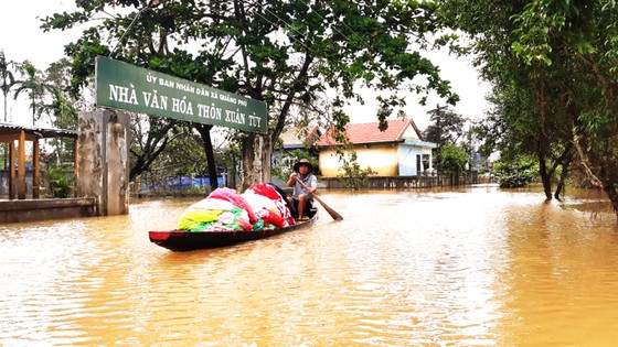 Người dân cố đô Huế lại bì bõm lội lụt sau 2 ngày mưa tầm tã ảnh 20