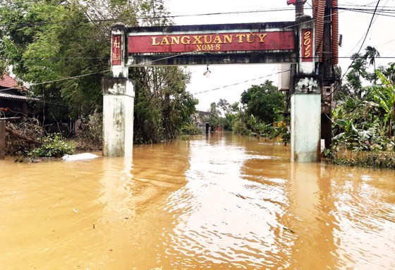 Người dân cố đô Huế lại bì bõm lội lụt sau 2 ngày mưa tầm tã ảnh 19