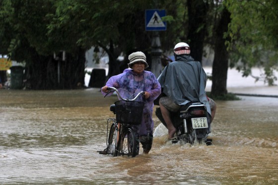 Người dân cố đô Huế lại bì bõm lội lụt sau 2 ngày mưa tầm tã ảnh 6