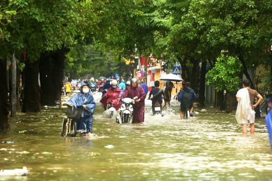 Người dân cố đô Huế lại bì bõm lội lụt sau 2 ngày mưa tầm tã ảnh 3