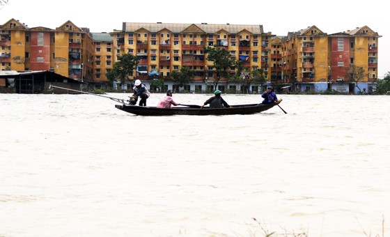 Người dân cố đô Huế lại bì bõm lội lụt sau 2 ngày mưa tầm tã ảnh 8