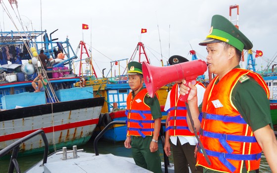 Căng mình ứng phó bão số 9 ảnh 44
