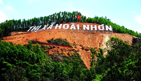 Khẩn trương trồng lại rừng ở công trình 'khoét núi' thị xã Hoài Nhơn ảnh 1