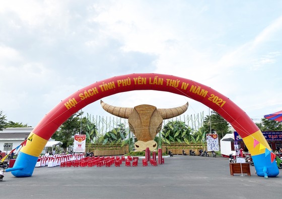 Hội sách Phú Yên quyên góp tủ sách Trường Sa ảnh 1