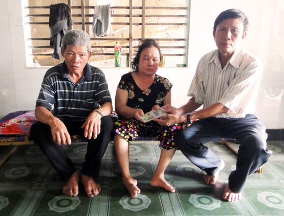Trao tiền bạn đọc Báo SGGP hỗ trợ vợ chồng già hái dừa thuê ảnh 1