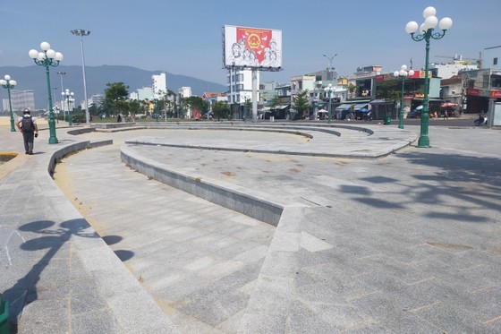 Công viên trên 240 tỷ đồng mới đưa vào sử dụng, đã hư hỏng ảnh 1