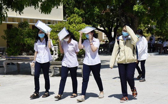 Sĩ tử vùng dịch miền Trung vững tâm với môn thi đầu tiên ảnh 9