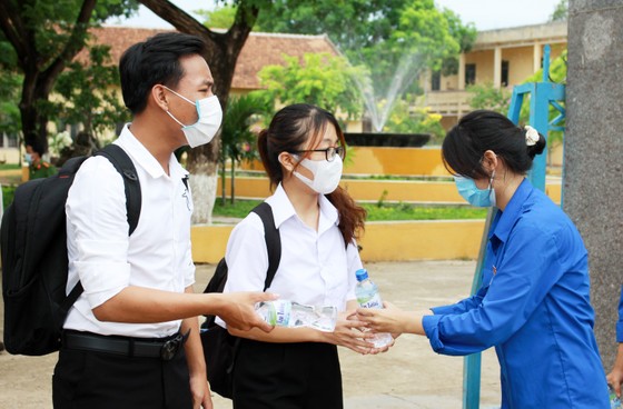 Sĩ tử vùng dịch miền Trung vững tâm với môn thi đầu tiên ảnh 7