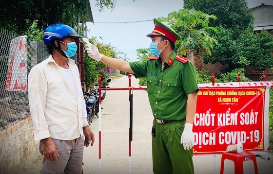 Khởi tố thủy nông viên xúc phạm, tấn công tổ chống dịch Covid-19 ảnh 1