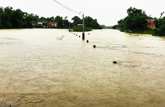 Bình Định nhiều nơi sạt lở, ngập lụt sau hơn 2 ngày mưa lịch sử ảnh 5