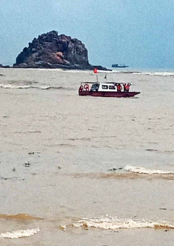 Sóng lớn đánh chìm xuồng cá của 3 ngư dân ở cửa biển Tam Quan ảnh 1