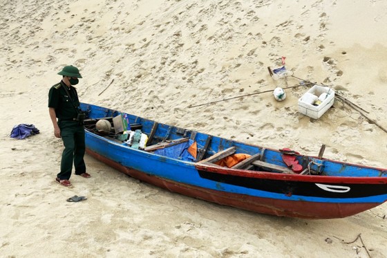 Sóng lớn đánh chìm xuồng cá của 3 ngư dân ở cửa biển Tam Quan ảnh 3