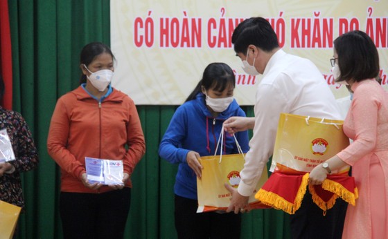 Bình Định trao 14 sổ tiết kiệm cho con em của người dân tử vong do Covid-19 ảnh 6