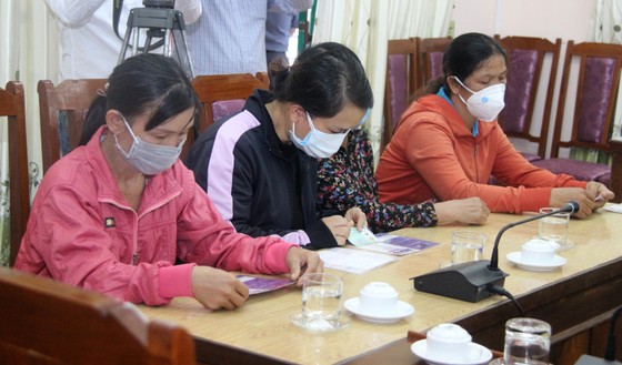 Bình Định trao 14 sổ tiết kiệm cho con em của người dân tử vong do Covid-19 ảnh 7