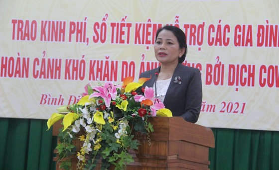 Bình Định trao 14 sổ tiết kiệm cho con em của người dân tử vong do Covid-19 ảnh 4