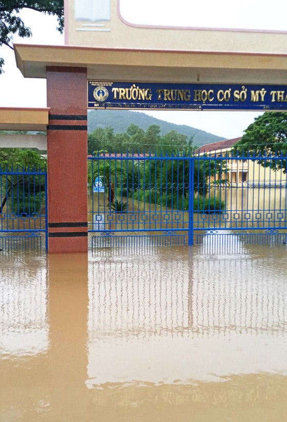 Mưa lũ tiếp tục gây sạt lở, ngập lụt hàng ngàn nhà dân ở Bình Định ảnh 6