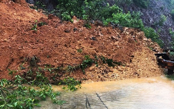 Mưa lũ tiếp tục gây sạt lở, ngập lụt hàng ngàn nhà dân ở Bình Định ảnh 2