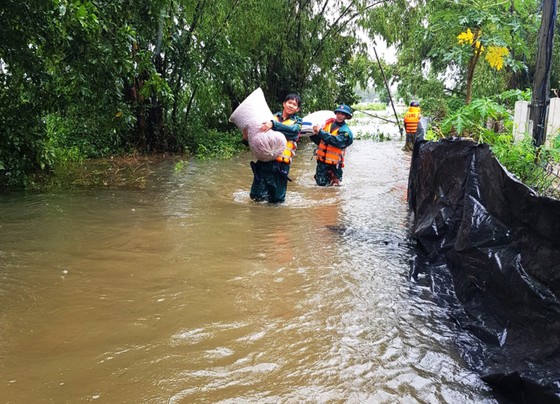 Cận cảnh ngập lụt cô lập hàng ngàn hộ dân ở Bình Định ảnh 7
