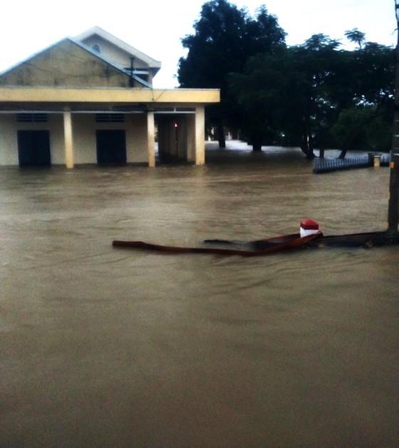 Cận cảnh ngập lụt cô lập hàng ngàn hộ dân ở Bình Định ảnh 9