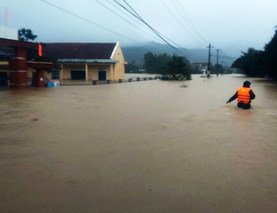 Cận cảnh ngập lụt cô lập hàng ngàn hộ dân ở Bình Định ảnh 1