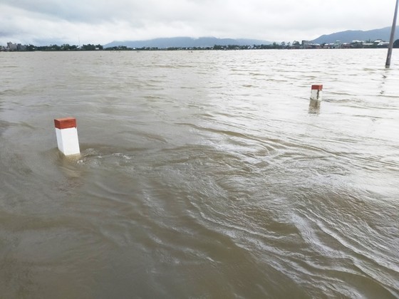 Cận cảnh ngập lụt cô lập hàng ngàn hộ dân ở Bình Định ảnh 16