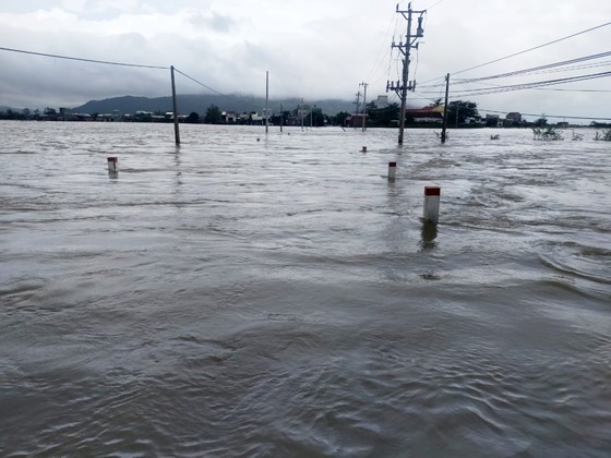 Cận cảnh ngập lụt cô lập hàng ngàn hộ dân ở Bình Định ảnh 18