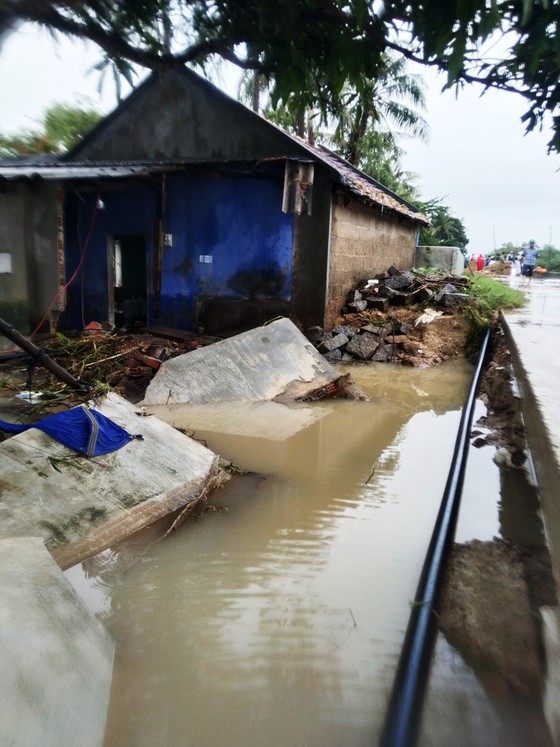 Cận cảnh ngập lụt cô lập hàng ngàn hộ dân ở Bình Định ảnh 3