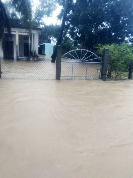 Cận cảnh ngập lụt cô lập hàng ngàn hộ dân ở Bình Định ảnh 10