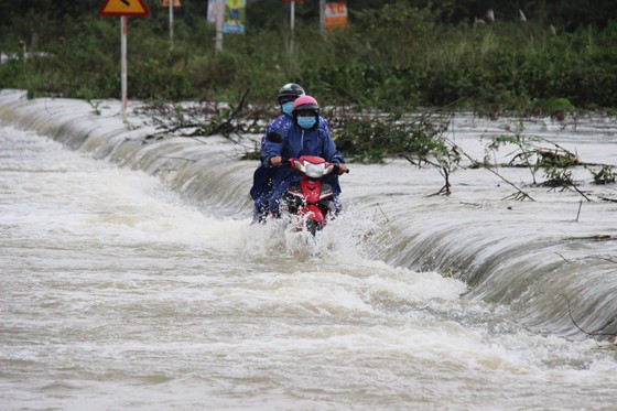 Cận cảnh ngập lụt cô lập hàng ngàn hộ dân ở Bình Định ảnh 20