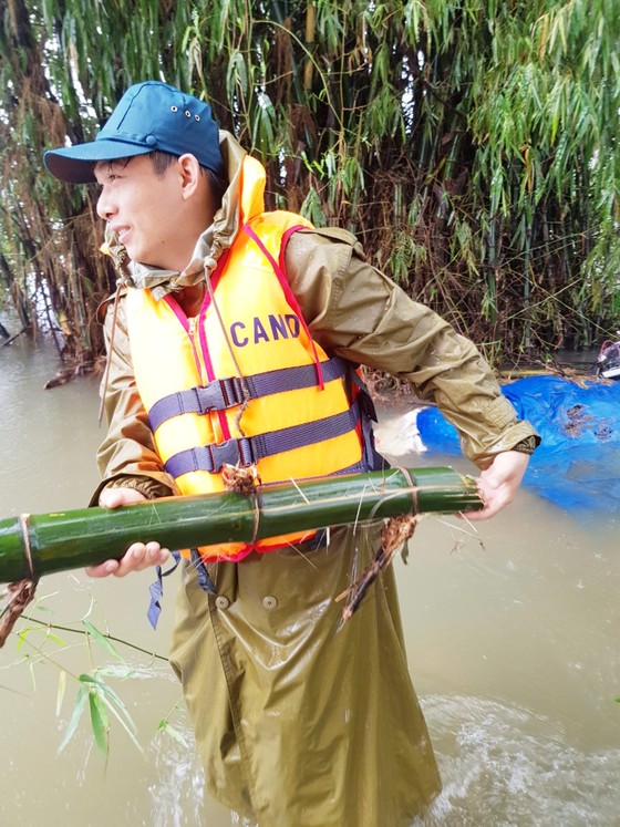 Cận cảnh ngập lụt cô lập hàng ngàn hộ dân ở Bình Định ảnh 6