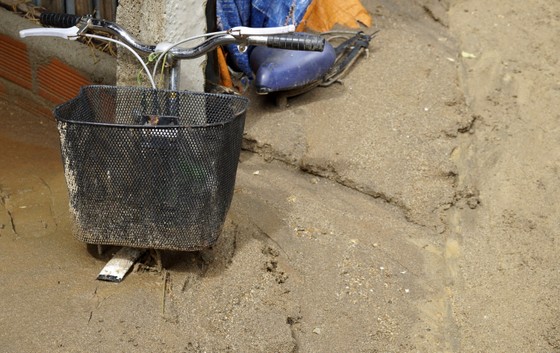 Núi Cấm tiếp tục sạt đổ, bùn đất tràn vào nhà dân cao 1,5m, lúa thóc, gà vịt bị vùi lấp ảnh 3
